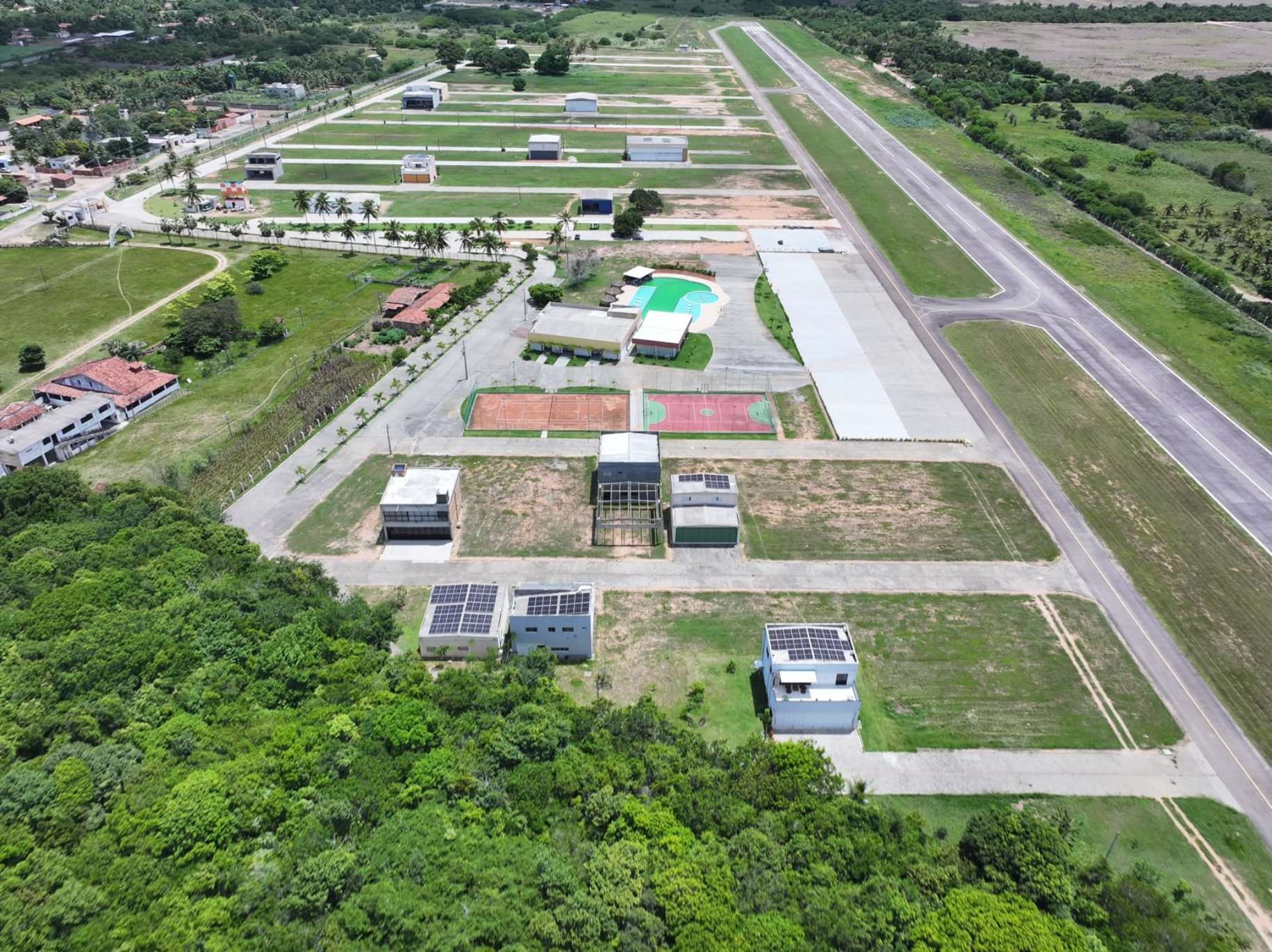 Pista e instalações de aeródromo