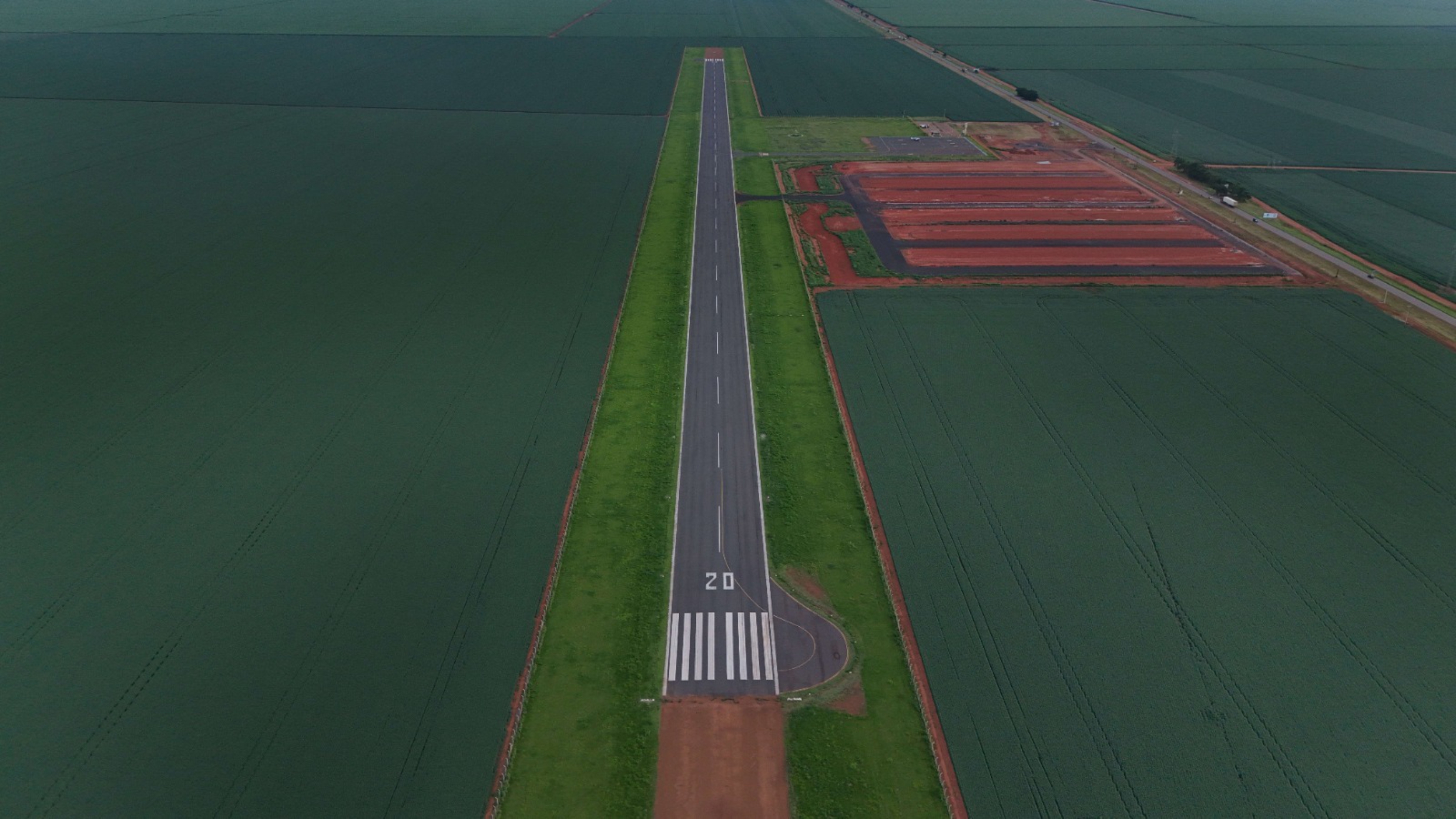 Vista aérea de área rural com infraestrutura aeronáutica