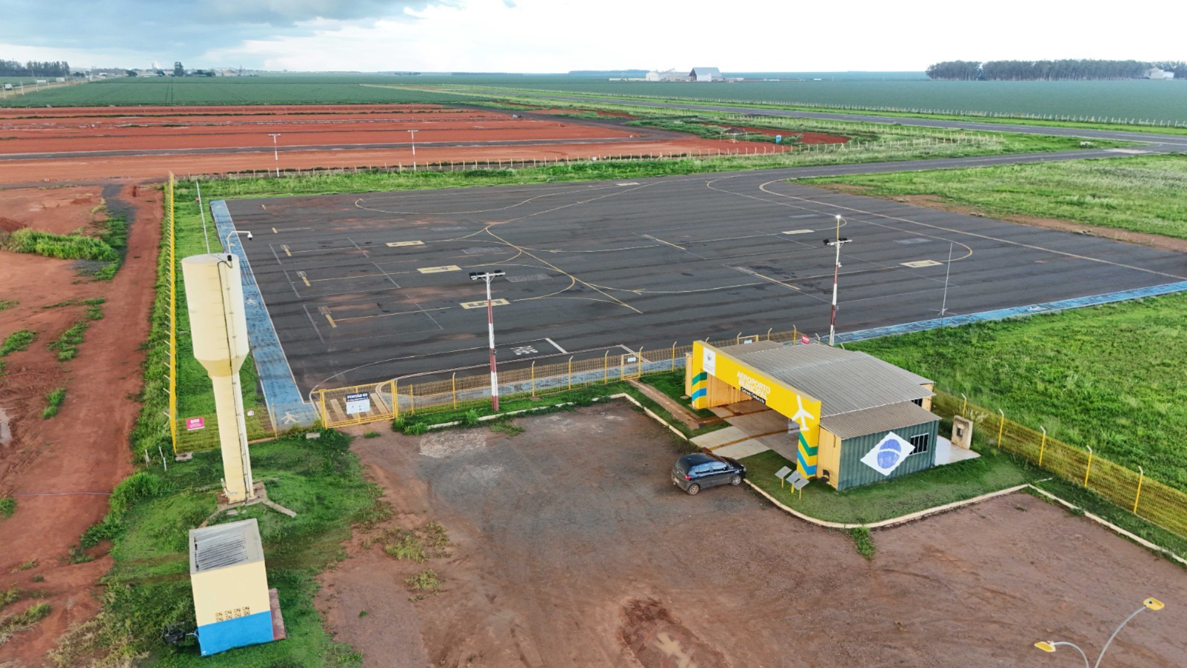 Aeródromo com pista e estrutura completa